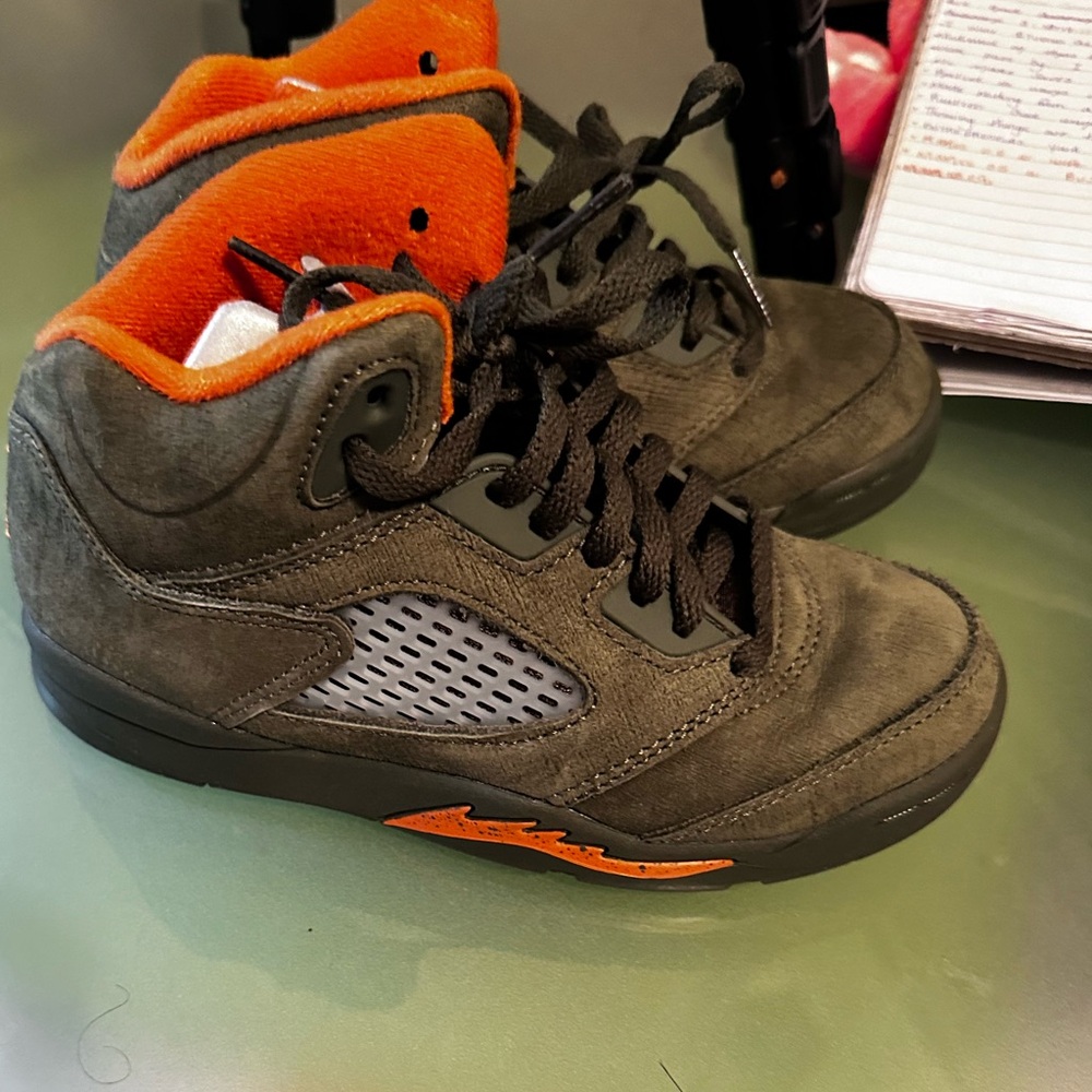 Boys Jordan five olive and orange sz 13c